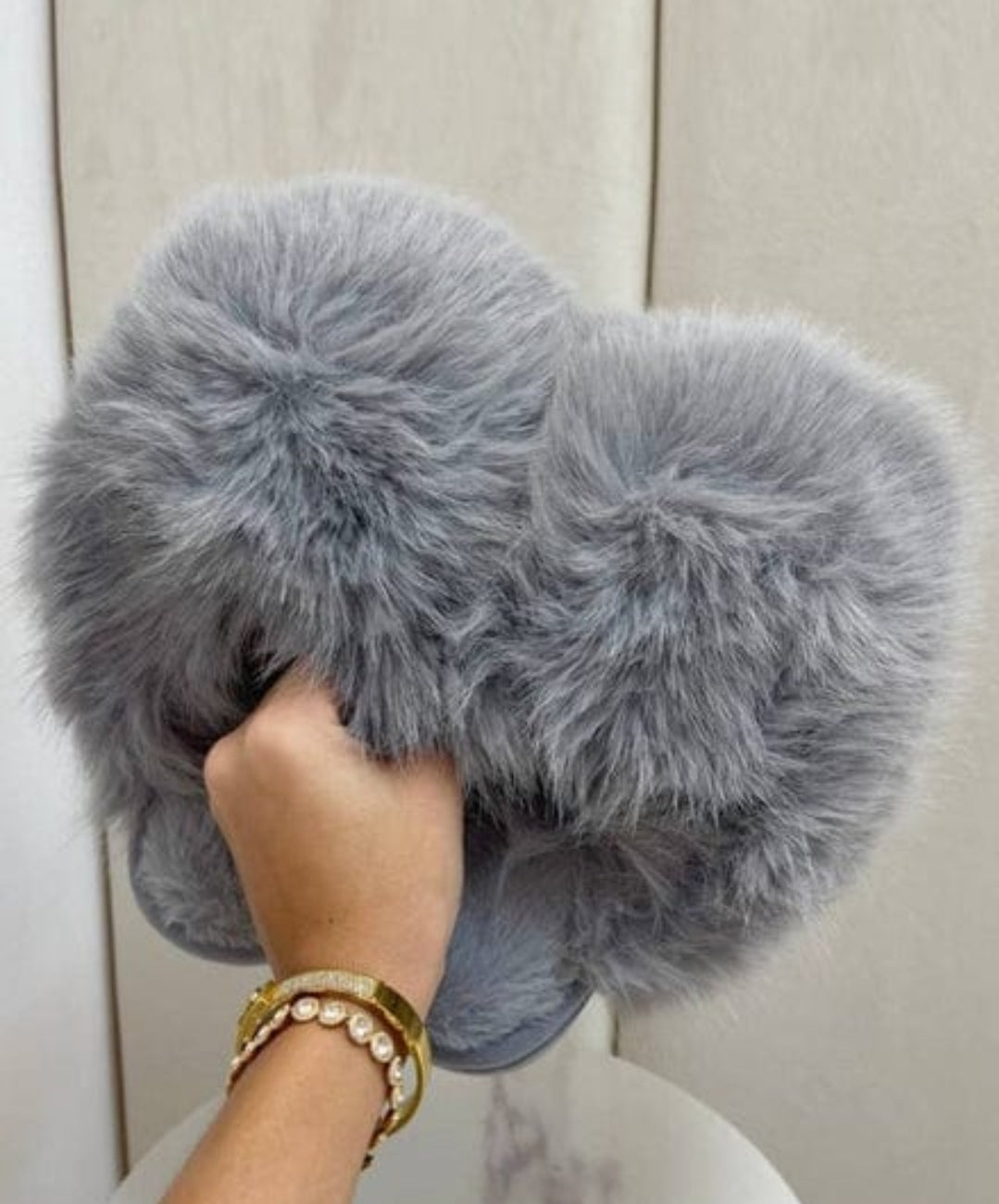 GREY EXTREME OVERSIZED FAUX FUR FLUFFY SLIPPERS