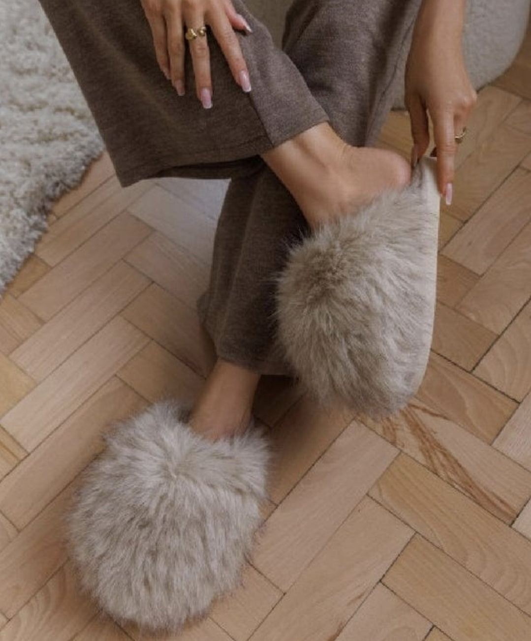MOCHA EXTREME OVERSIZED FAUX FUR FLUFFY SLIPPERS