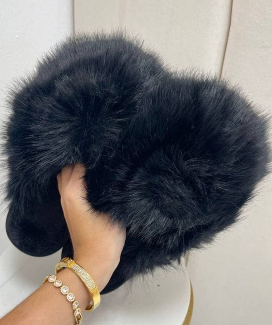 BLACK EXTREME OVERSIZED FAUX FUR FLUFFY SLIPPERS